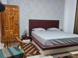 The Hill Crest, Fagu