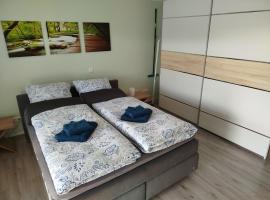 Geräumige Ferienwohnung mit Doppelbett, Bad und Küche, готель у місті Michelfeld