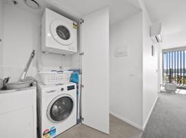 Sleek 2-Bed Apartment with Rooftop Garden Access, hotel in Belconnen