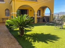 Beautiful apartment with gardens - sea and mountain views, hotel v destinaci Isla Plana