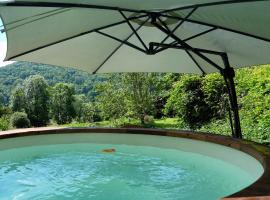 Calme, vue, espace et spa privatif, Hotel in Soulan