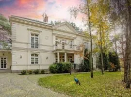 Luxury Villa with Home Cinema and Sauna & Jacuzzi by Renters Prestige