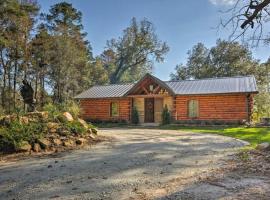 Rustic Lodge Getaway with Large Patio and Pond near Lufkin, Texas, hotel in Zavalla