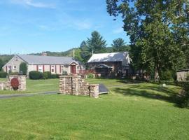 Deluxe Suite Rental for a Secluded Getaway in Warren County, Pennsylvania, hotel v destinaci Russell