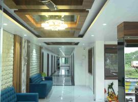 Hotel Radhika Grand, hotel v destinaci Kārdha