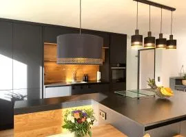 Modernes & zentral gelegenes Ferienhaus mit Garten und Parkplatz