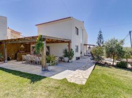 Ocean House Ericeira - next to Ribeira d'ilhas Surf Beach, hotel in Ericeira