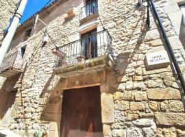 Casa medieval Cal Moliner, hotel v destinaci Omells de Nagaya