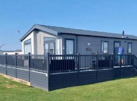Stunning 7 Berth Lodge With Full-Wrap Decking, Heacham Beach, Norfolk Ref 21039F, hotel in Heacham