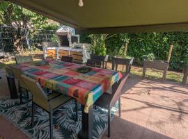 Rez-de-jardin dans belle propriété, Hotel in Villemoirieu