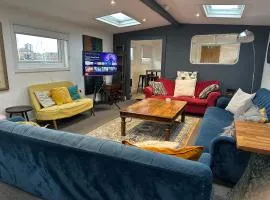 Liverpool Central Stay with onsite parking and free wifi