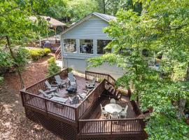Lakefront with Dock and Hot Tub, hotel in Toccoa