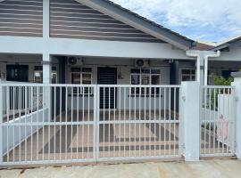 Sour'd Staycation Near Teluk Senangin Beach, căsuță din Kampong Batu Tiga