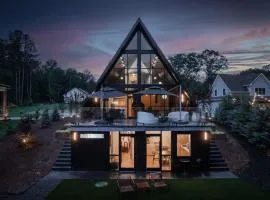 Midnight Raven Lake House - luxury a-frame w boat