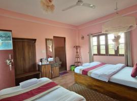 Hotel Tree Tops- A Serene Friendly Hotel in Sauraha, hotel em Chitwan
