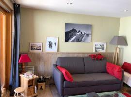 Cosy and spacious family nest with superb view, Hotel in Courchevel