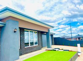 Modern 4 Bed 4 Bath Family friendly Villa, hotel in Melton South