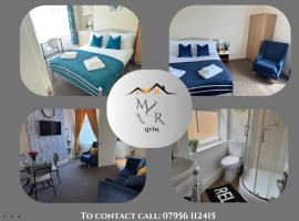 Spacious home in Newcastle Under Lyme with Parking，位于莱姆河下游的纽卡尔斯的酒店