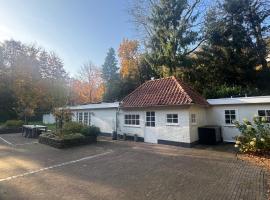 Cosy lodge in beautiful walking and cycling surroundings, hotel em Epe