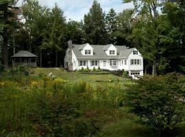 Unique Ski Rental in Berkshires Charlemont Near Hawley State Forest, Plainfield, Western Massachusetts, ξενοδοχείο σε Plainfield