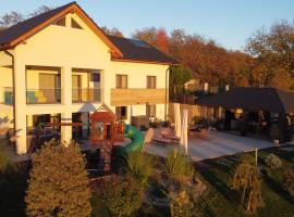 Above Village, hotel 