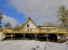 Charming Cabin Retreat in the Foothills of the Adirondacks in Fort Ann, New York, hotel in Fort Ann