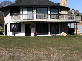 Stunning Cabin Getaway Perfect for Large Groups Situated in Boyne Falls, Michigan โรงแรมในBoyne Falls