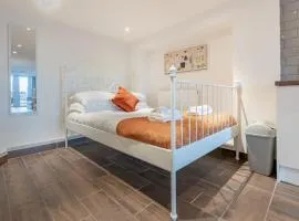 Pass the Keys Cosy Studio in Basildon Sleeps up to 4