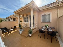 2-Bedroom Bungalow with Roof Terrace - Central La Zenia - Free WiFi, hotel v destinaci Playas de Orihuela
