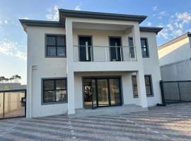 Bokwe's Guest House- Cape Town, πολυτελές ξενοδοχείο σε Gordonʼs Bay