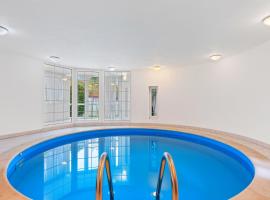 Black Dragon Haven Luxury Villa with Pool, Sauna & Jacuzzi, Cottage in Prag