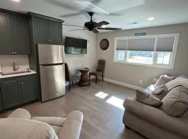 Cozy Couples Retreat 10 minutes to Beach & Downtown