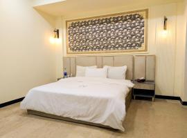 Hotel SkyLit, hotel din Goth Godar