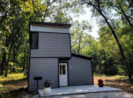 Romantic Glamping Getaway Perfect for Quality Time with Your Partner: Cute Tiny House near Owensville, Missouri, Hotel in Owensville