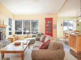 #215A-Great Location on the Bike/Ski path with garage: 10 minute Walk to Town & Lifts