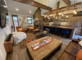 DT Ketchum - Chill, Two-Story Getaway w/ a Gourmet Kitchen - Walk Downtown & to River Run Lifts