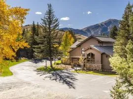Snow Creek 1541 - Ski-in/Ski-out + Pool & Hot Tub