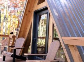 Cozy Tree Cabin with Wonderful Views from the Deck by Tappan Lake in Ohio, hotel 