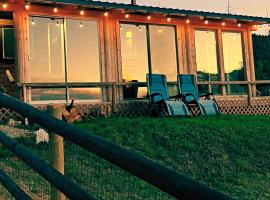 Amazing Log Cabin with Stunning Views in Conner, Montana, hótel í Conner
