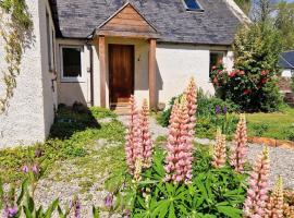 Highland River Cottage with Hot Tub, hotel in Evanton