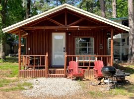 Incredible Lakefront Cabin for a Wonderful Family Adventure in Nature in Hemphill, Texas, hotel a Hemphill