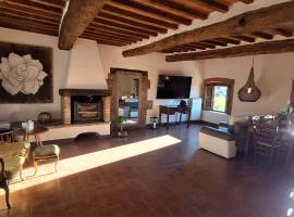 Apartment in Tuscany with view and swimming pool, ξενοδοχείο σε Rapale