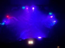 Newer Cozy Guest Cottage with Saltwater Spa!, ξενοδοχείο με υδρομασάζ σε Weed