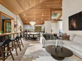 Treehouse Cabin Hot Tub Sauna Game Room