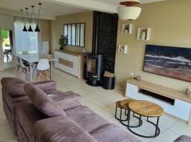 Maison Familiale proche Roissy CDG et Asterix, Hotel in Moussy-le-Neuf