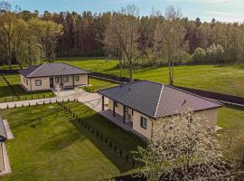 Kintu Perlas Villa - with optional Hot Tub on request, wellness hotel v destinaci Kintai