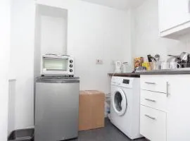 Luxurious, Unique & Elegant Cottage in Portree with a hot tub