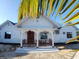 Malaika White House Apartment & Spa