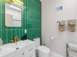 Elegant Home w Patio | In-Unit Laundry Near NYC, hotel em Jersey City