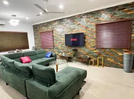 The Elegant 3BedRoom Home in Community 25, Tema